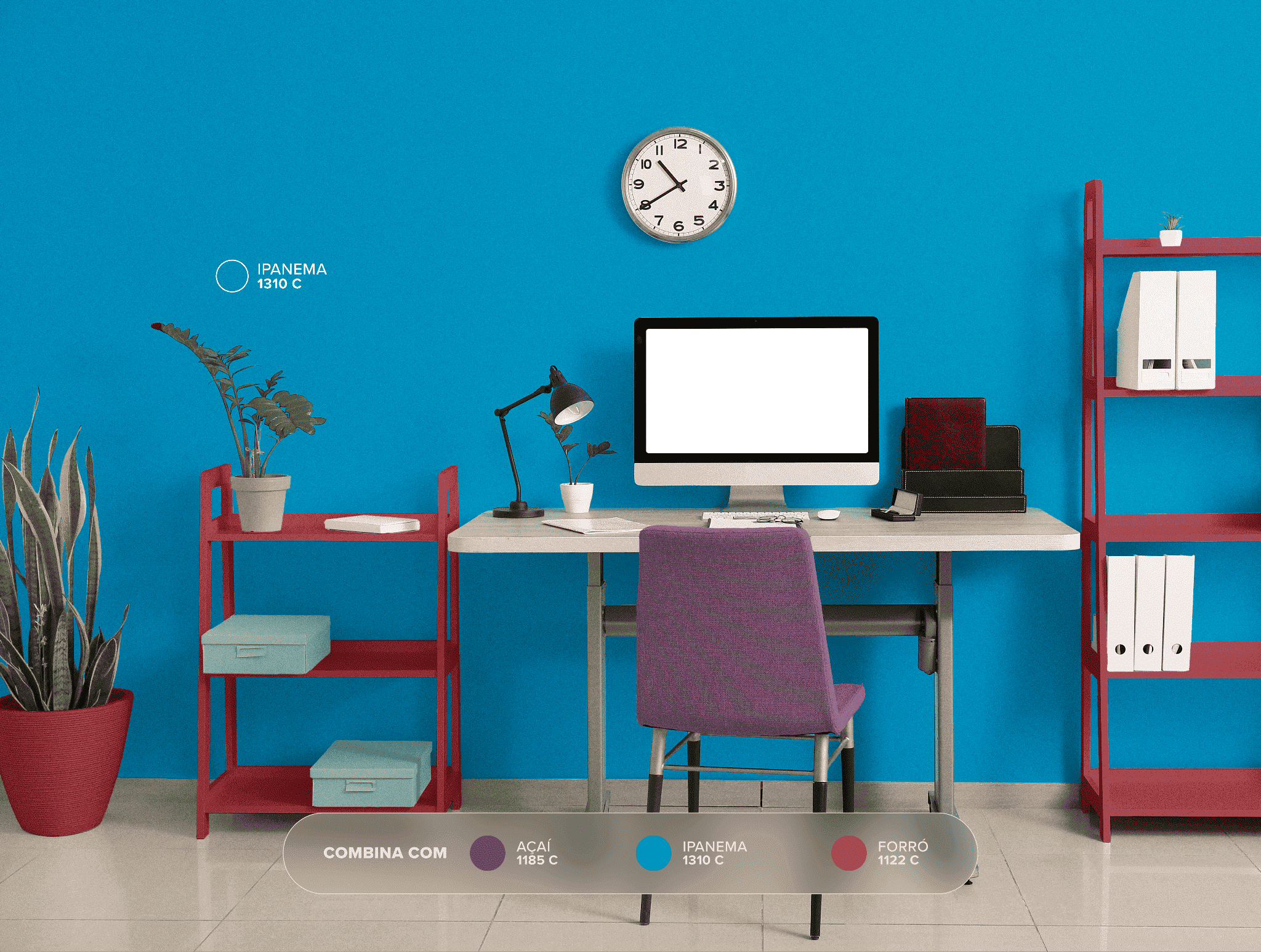 Escritório com parede azul e tons de vermelho e roxo.