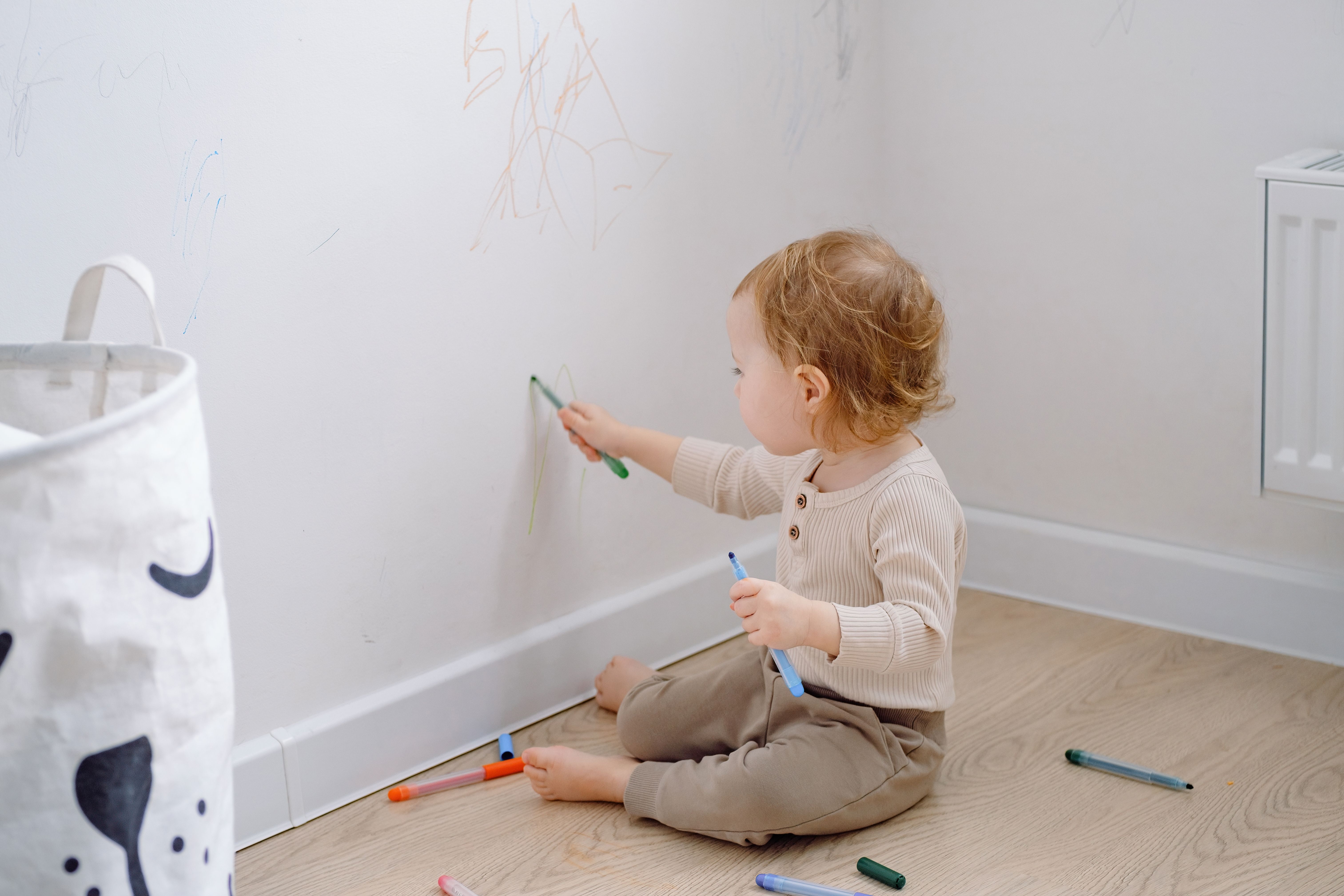 Paredes riscadas ou sujas? Conheça a melhor tinta para quem tem crianças e pets em casa!
